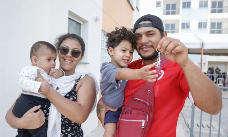 O Governo de São Paulo entregou mais de 350 apartamentos em Carapicuíba para famílias de áreas de risco, investindo R$ 72,2 milhões em um projeto que promove segurança e dignidade.