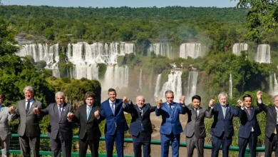 O presidente Lula da Silva expressou frustração com o adiamento do acordo entre o Mercosul e a União Europeia, criticando resistências dos países europeus e intervenção dos EUA no Caribe.