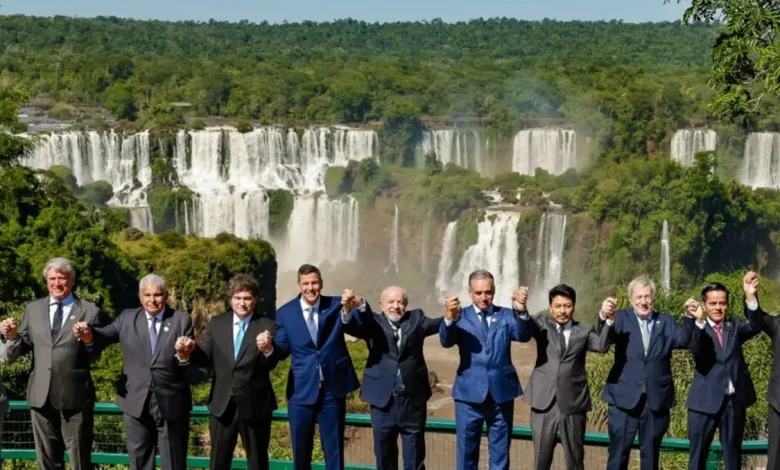 O presidente Lula da Silva expressou frustração com o adiamento do acordo entre o Mercosul e a União Europeia, criticando resistências dos países europeus e intervenção dos EUA no Caribe.