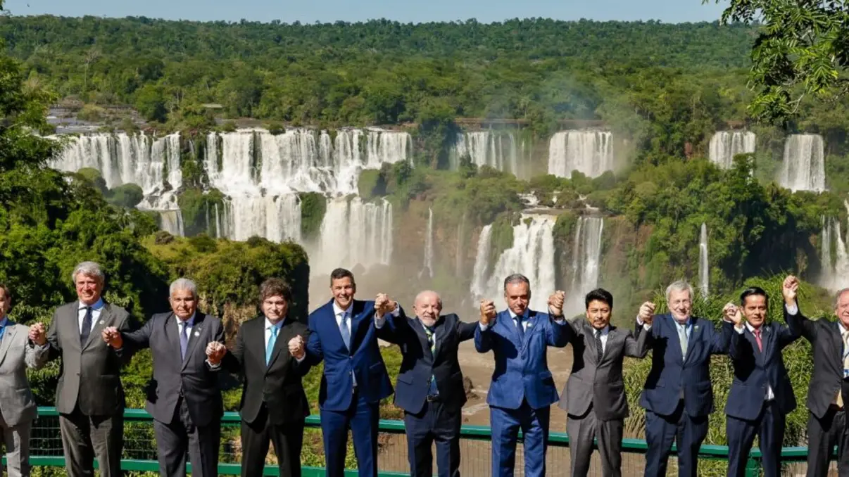 O presidente Lula da Silva expressou frustração com o adiamento do acordo entre o Mercosul e a União Europeia, criticando resistências dos países europeus e intervenção dos EUA no Caribe.