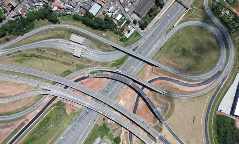 Entrega do primeiro trecho do Rodoanel Norte promete reduzir congestionamentos e melhorar a infraestrutura rodoviária do Estado de São Paulo, aumentando a segurança e a eficiência no tráfego.