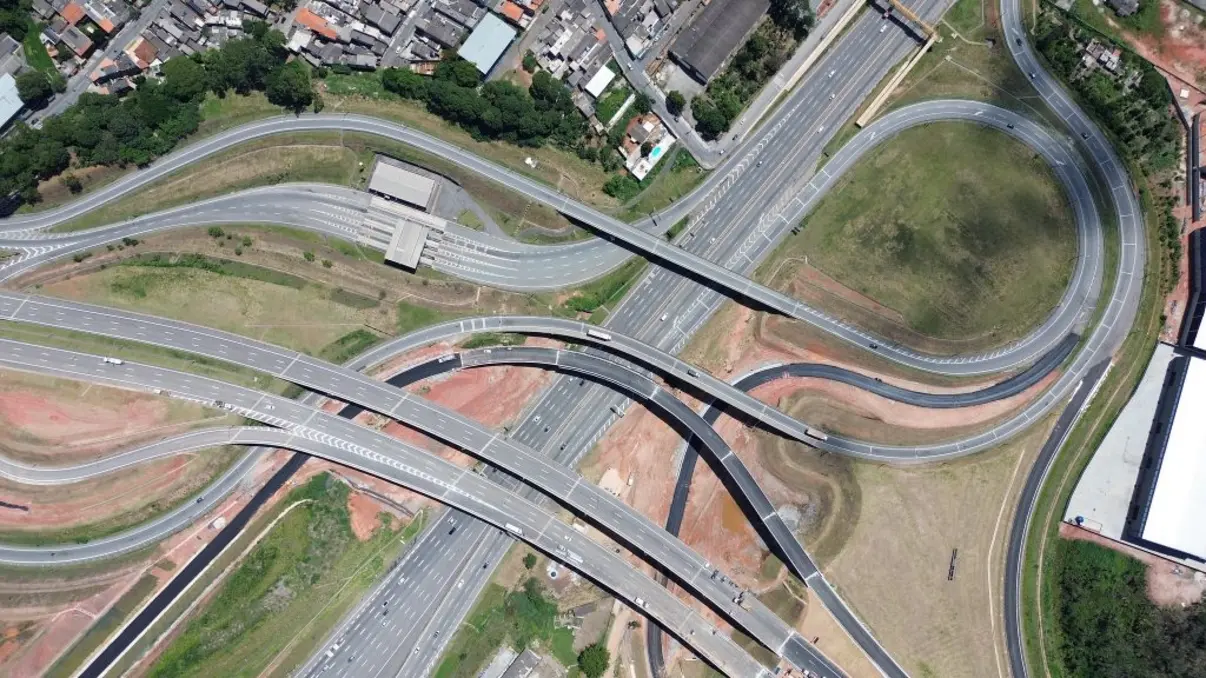 Entrega do primeiro trecho do Rodoanel Norte promete reduzir congestionamentos e melhorar a infraestrutura rodoviária do Estado de São Paulo, aumentando a segurança e a eficiência no tráfego.