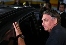 Alexandre de Moraes autoriza cirurgia no ex-presidente Jair Bolsonaro para corrigir hérnias e tratar soluços intensos.