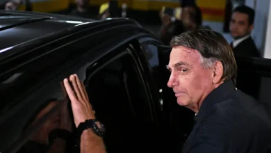 Alexandre de Moraes autoriza cirurgia no ex-presidente Jair Bolsonaro para corrigir hérnias e tratar soluços intensos.
