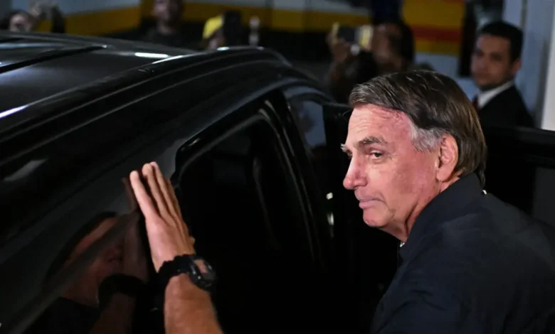 Alexandre de Moraes autoriza cirurgia no ex-presidente Jair Bolsonaro para corrigir hérnias e tratar soluços intensos.