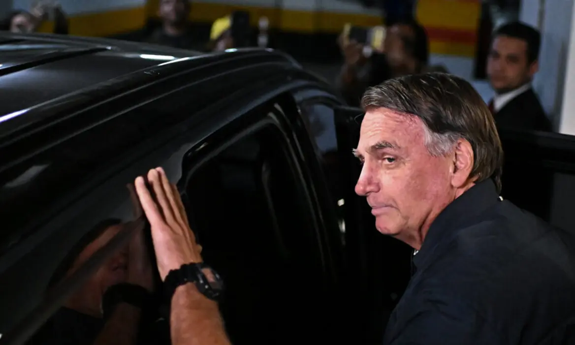 Alexandre de Moraes autoriza cirurgia no ex-presidente Jair Bolsonaro para corrigir hérnias e tratar soluços intensos.