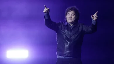 Javier Milei celebra vitória de Kast no Chile e compartilha infográfico e mapa colorido sobre avanço da direita na América do Sul, refletindo polarização política na região.