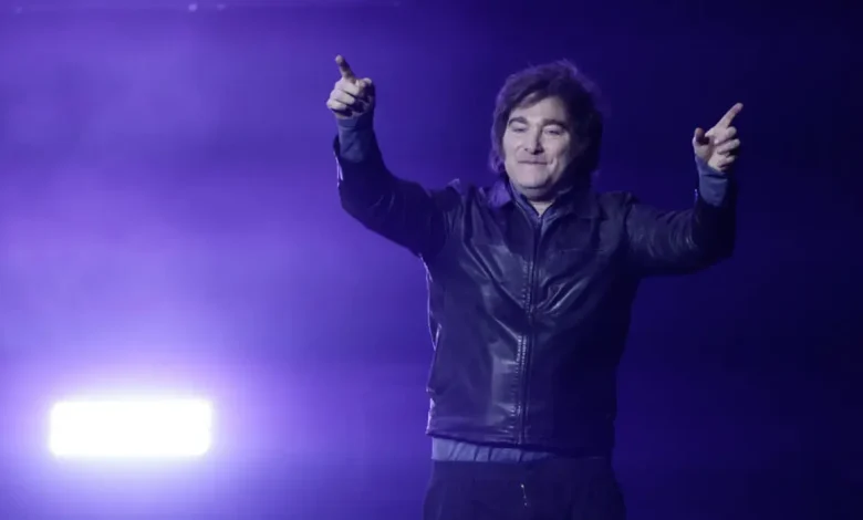 Javier Milei celebra vitória de Kast no Chile e compartilha infográfico e mapa colorido sobre avanço da direita na América do Sul, refletindo polarização política na região.