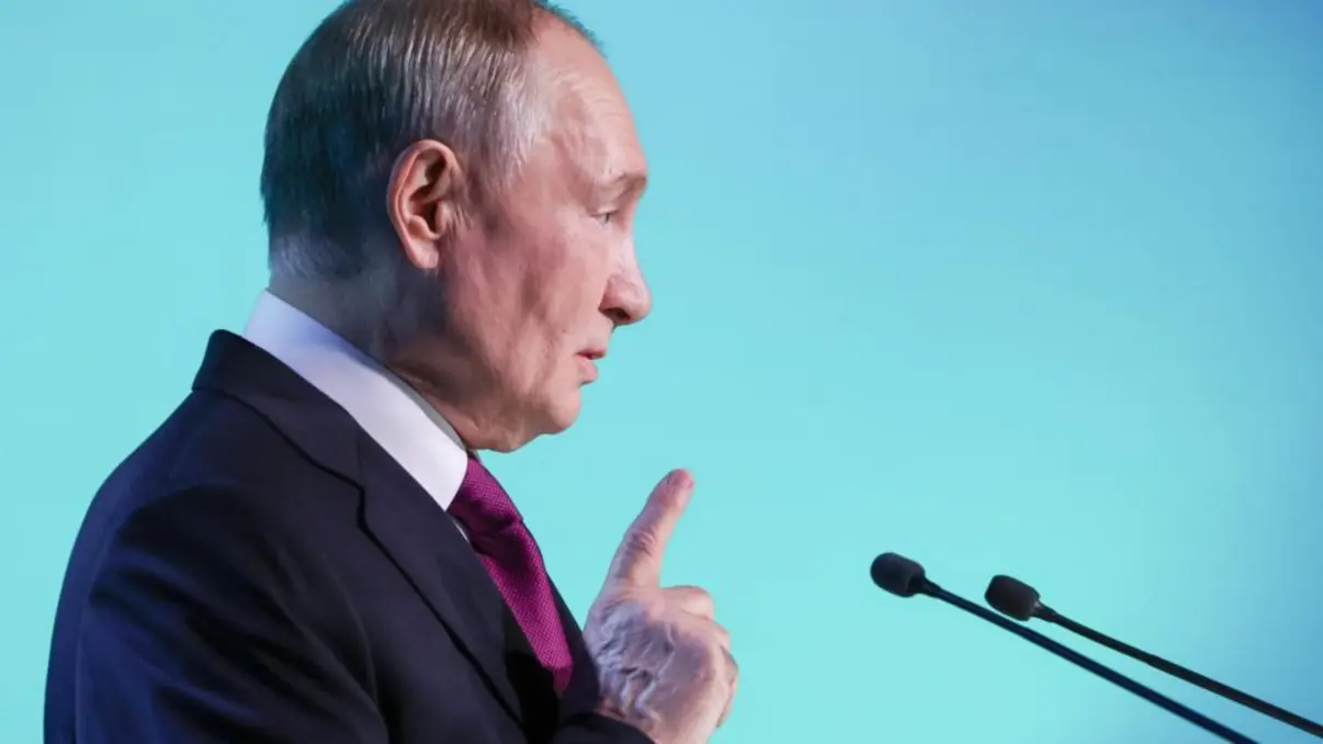 Estônia Antecipa Agressão Militar da Rússia Construindo Defesas na Fronteira 14 A Estônia fortalece suas defesas com a construção de bunkers e trincheiras na fronteira com a Rússia, prevendo uma possível agressão militar.