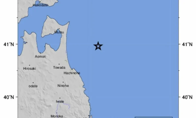Terremoto de magnitude 7,5 atinge o norte do Japão, deixando ao menos oito pessoas feridas e causando danos em Hokkaido e Aomori, com alerta de tsunami ativo.