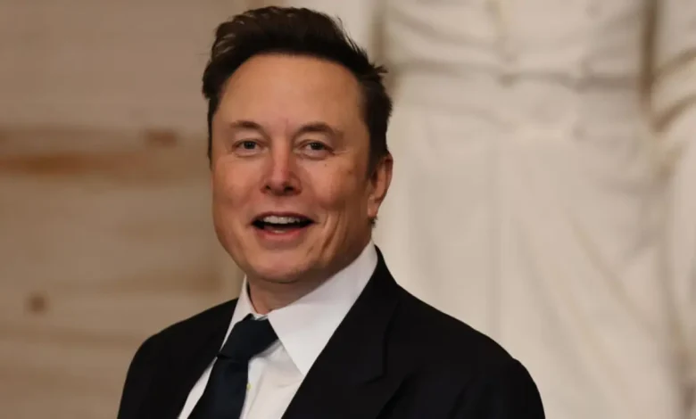 Elon Musk ultrapassa US$ 600 bilhões em patrimônio, segundo a Forbes. Sua fortuna cresce graças à SpaceX e à Tesla, empresas que revolucionam a história.