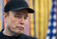 Elon Musk critica decisão da UE e sugere dissolução do bloco após multa de 120 milhões de euros à rede social X. Críticas se espalham, incluindo secretário de Estado dos EUA, Marco Rubio.