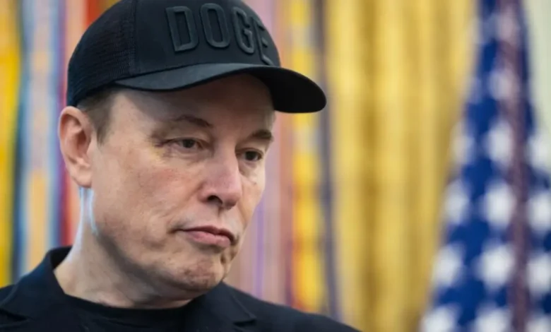 Elon Musk critica decisão da UE e sugere dissolução do bloco após multa de 120 milhões de euros à rede social X. Críticas se espalham, incluindo secretário de Estado dos EUA, Marco Rubio.