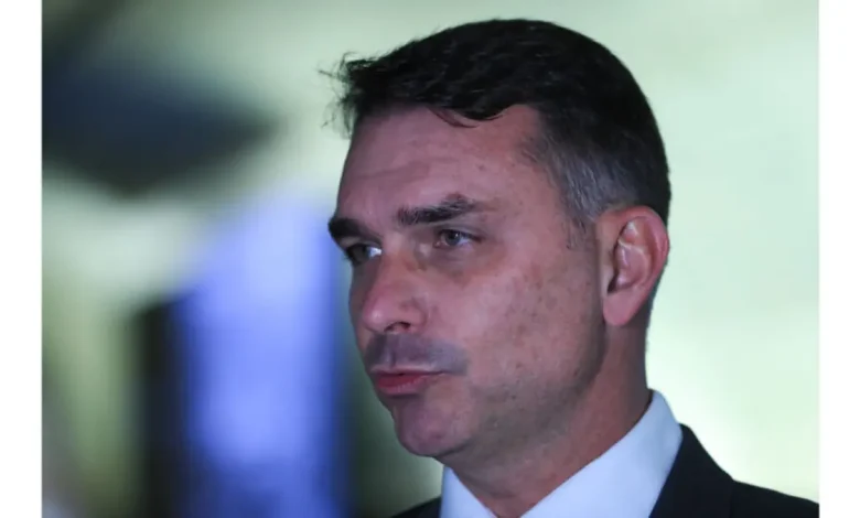 Flávio Bolsonaro se prepara para intensificar sua atuação internacional em pré-candidatura à Presidência, com apoio do irmão Eduardo e líderes do Partido Liberal.