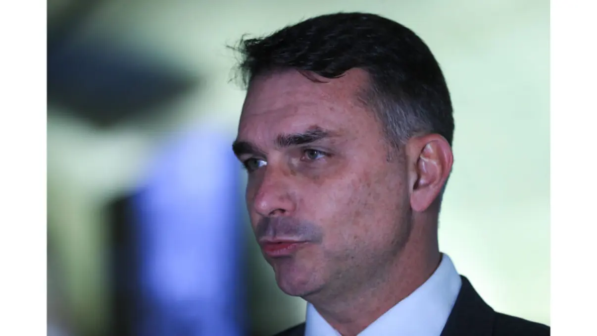 Flávio Bolsonaro se Prepara para Intensificar Atuação Internacional 14 Flávio Bolsonaro se prepara para intensificar sua atuação internacional em pré-candidatura à Presidência, com apoio do irmão Eduardo e líderes do Partido Liberal.