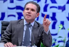 Crise política no Brasil atinge novos patamares após decisão do STF e retirada de sanções contra ministro Alexandre de Moraes. Turbulência e incerteza dominam cenário político nacional.