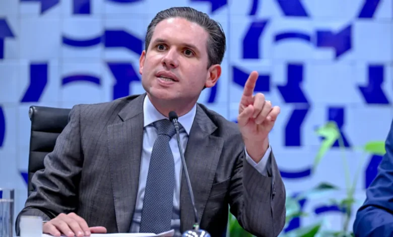 Crise política no Brasil atinge novos patamares após decisão do STF e retirada de sanções contra ministro Alexandre de Moraes. Turbulência e incerteza dominam cenário político nacional.