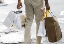 A inflação nos EUA está em ascensão, o PCE registrou 2.8% no terceiro trimestre, mas preços dos carros permanecem estáveis, influenciando a política monetária do Federal Reserve.