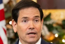 Secretário de Estado dos EUA, Marco Rubio, minimiza apoio de Putin a Maduro em meio a pressão da Casa Branca na Venezuela, destacando cooperação do regime com terroristas e narcotraficantes.