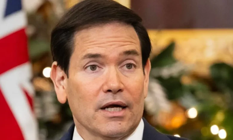 Secretário de Estado dos EUA, Marco Rubio, minimiza apoio de Putin a Maduro em meio a pressão da Casa Branca na Venezuela, destacando cooperação do regime com terroristas e narcotraficantes.