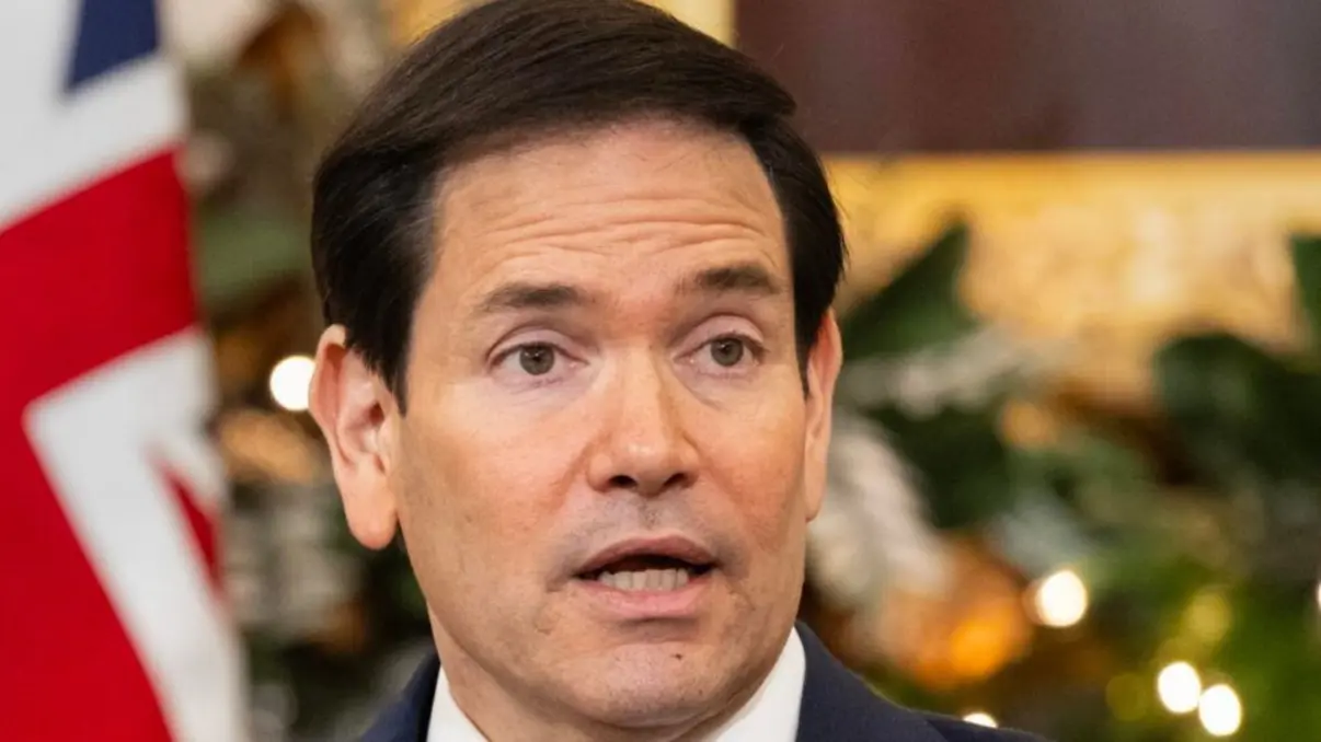 Secretário de Estado dos EUA, Marco Rubio, minimiza apoio de Putin a Maduro em meio a pressão da Casa Branca na Venezuela, destacando cooperação do regime com terroristas e narcotraficantes.