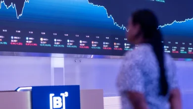 Variações do Ibovespa em Tempo Real: Uma Visão do Mercado Financeiro 2 Imagens da bolsa de valores mostram a dinâmica do mercado financeiro, influenciado por fatores como economia e desemprego. Observe as variações do Ibovespa e faça suas decisões com base em informações precisas.