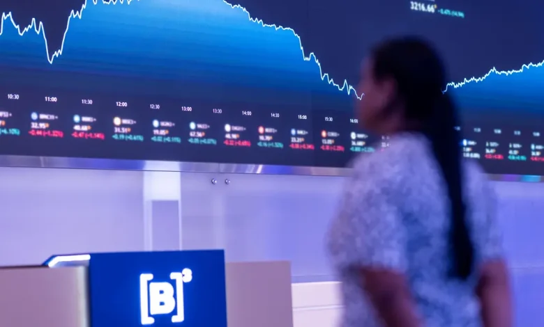 Imagens da bolsa de valores mostram a dinâmica do mercado financeiro, influenciado por fatores como economia e desemprego. Observe as variações do Ibovespa e faça suas decisões com base em informações precisas.