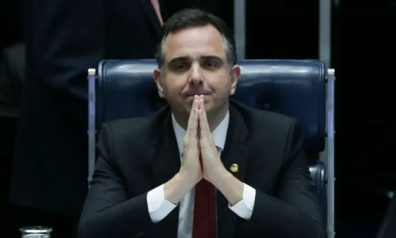 Folha de Paraguaçu explora a delicada tramitação do novo Código Civil. O projeto de Pacheco enfrenta debates e desafios em 2026, ano eleitoral.