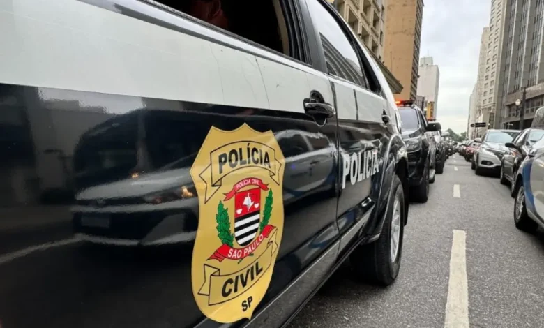 Polícia Civil do Estado de São Paulo prende quadrilha de criminosos em operação de combate ao crime. Ação policial foi um sucesso graças ao trabalho árduo e determinado dos agentes.