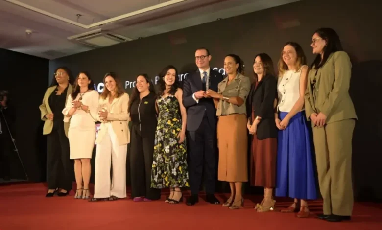 Procurando Saber é prática nacional transformadora do Sistema de Justiça, distinguida com o Prêmio Innovare. Integrando procuradores em aulas, promove compreensão e conscientização sobre justiça e direito.