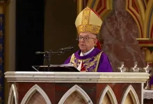 Cardeal preside missa solene em Caieiras, São Paulo, instituindo novos leitores e acólitos, em meio a expectativas da Instituição dos Arautos do Evangelho.