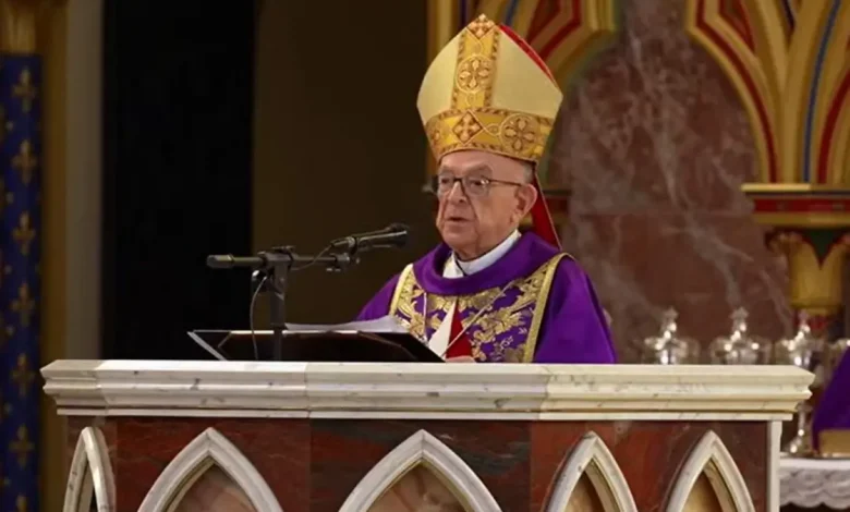 Cardeal preside missa solene em Caieiras, São Paulo, instituindo novos leitores e acólitos, em meio a expectativas da Instituição dos Arautos do Evangelho.