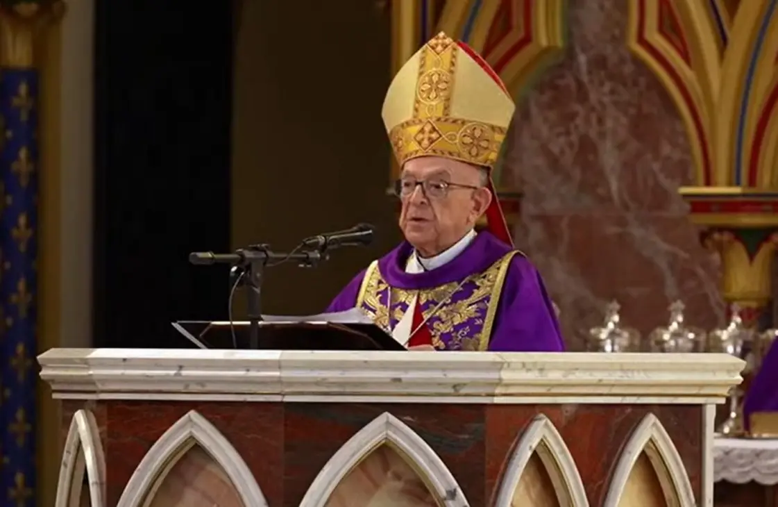 Cardeal preside missa solene em Caieiras, São Paulo, instituindo novos leitores e acólitos, em meio a expectativas da Instituição dos Arautos do Evangelho.