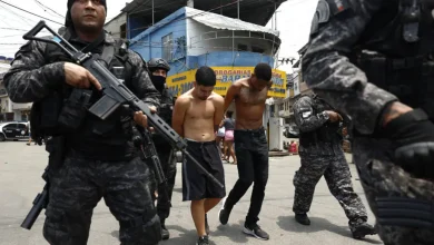 Polícia Civil do Rio desmantela esquema de lavagem de dinheiro do Comando Vermelho 2 Polícia Civil do Rio de Janeiro desmantela esquema de lavagem de dinheiro do Comando Vermelho, confiscando R$ 600 milhões e fazenda em Mato Grosso.