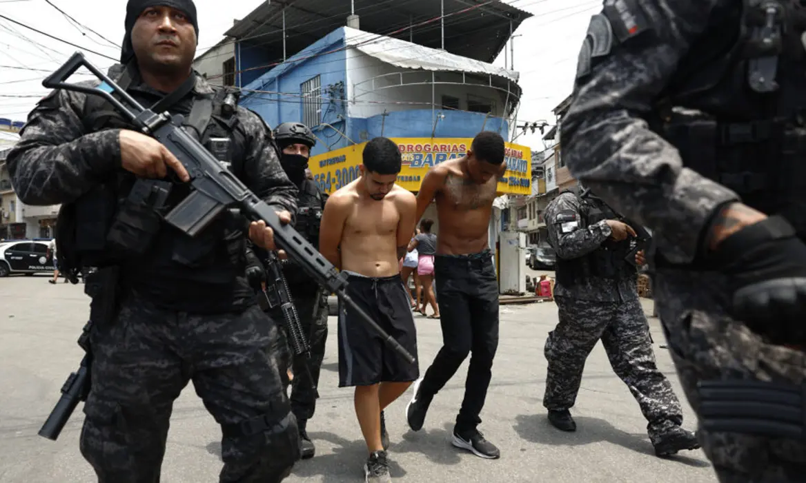 Polícia Civil do Rio desmantela esquema de lavagem de dinheiro do Comando Vermelho 14 Polícia Civil do Rio de Janeiro desmantela esquema de lavagem de dinheiro do Comando Vermelho, confiscando R$ 600 milhões e fazenda em Mato Grosso.