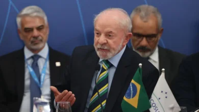 Advogado de Donald Trump sugere medidas contra Brasil se Lula vetar lei da dosimetria, que pode beneficiar Jair Bolsonaro, em uma disputa diplomática complexa.