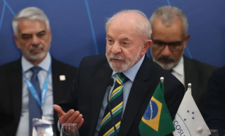 Advogado de Donald Trump sugere medidas contra Brasil se Lula vetar lei da dosimetria, que pode beneficiar Jair Bolsonaro, em uma disputa diplomática complexa.