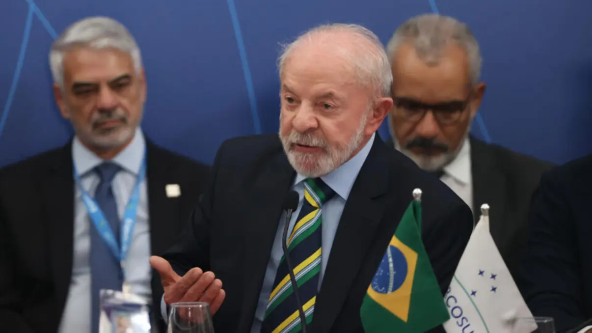 Advogado de Donald Trump sugere medidas contra Brasil se Lula vetar lei da dosimetria, que pode beneficiar Jair Bolsonaro, em uma disputa diplomática complexa.