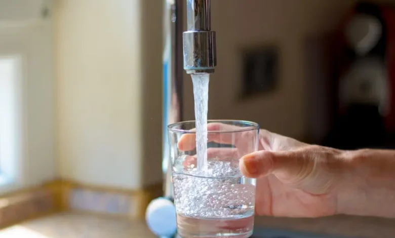 São Paulo enfrenta crise hídrica com consumo de água em 60% acima do ano passado. Governo orienta medidas urgentes de economia para evitar o colapso dos reservatórios.