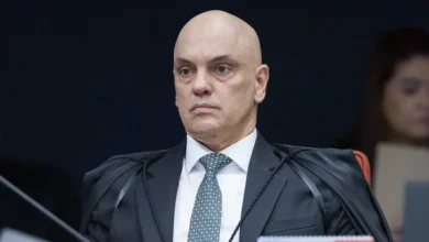 Contrato suspeito entre Banco Master e escritório de advocacia da esposa do ministro Alexandre de Moraes é alvo de investigação da Polícia Federal. Pagamento de R$ 129 milhões em três anos é um dos pontos da investigação.