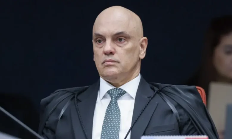 Contrato suspeito entre Banco Master e escritório de advocacia da esposa do ministro Alexandre de Moraes é alvo de investigação da Polícia Federal. Pagamento de R$ 129 milhões em três anos é um dos pontos da investigação.