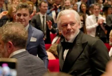 Julian Assange denuncia integrantes da Fundação Nobel por irregularidades na premiação de María Corina Machado com o Prêmio Nobel da Paz, alegando apropriação indébita e facilitação de crimes de guerra.