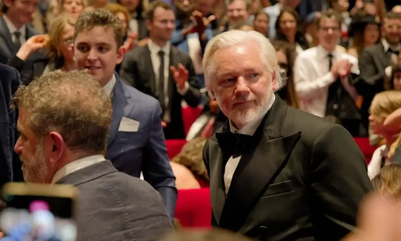 Julian Assange denuncia integrantes da Fundação Nobel por irregularidades na premiação de María Corina Machado com o Prêmio Nobel da Paz, alegando apropriação indébita e facilitação de crimes de guerra.