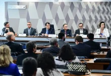 A Comissão de Constituição e Justiça do Senado Federal discute regras para imposto seletivo, dividindo os participantes. Proposta de Pacheco busca estabelecer regras mais claras e transparentes para o imposto.