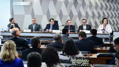 Senado Discute Regras para Imposto Seletivo 2 A Comissão de Constituição e Justiça do Senado Federal discute regras para imposto seletivo, dividindo os participantes. Proposta de Pacheco busca estabelecer regras mais claras e transparentes para o imposto.