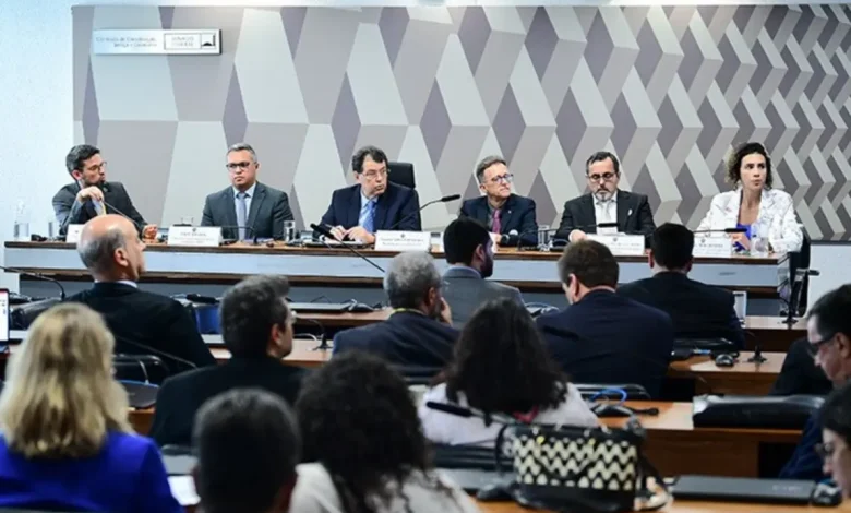 A Comissão de Constituição e Justiça do Senado Federal discute regras para imposto seletivo, dividindo os participantes. Proposta de Pacheco busca estabelecer regras mais claras e transparentes para o imposto.