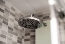 Descubra os benefícios de banho quente e frio para a saúde, incluindo dor, imunidade e perda de peso. Conheça os pontos fortes e fracos de cada opção e escolha a melhor para sua saúde e preferência pessoal.