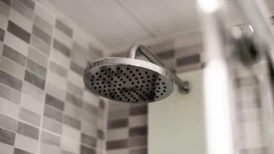 Descubra os benefícios de banho quente e frio para a saúde, incluindo dor, imunidade e perda de peso. Conheça os pontos fortes e fracos de cada opção e escolha a melhor para sua saúde e preferência pessoal.