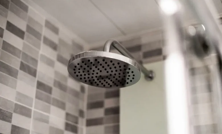 Descubra os benefícios de banho quente e frio para a saúde, incluindo dor, imunidade e perda de peso. Conheça os pontos fortes e fracos de cada opção e escolha a melhor para sua saúde e preferência pessoal.