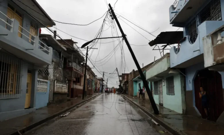 Um grande apagão atinge o oeste de Cuba, afetando 3,5 milhões de pessoas, devido a uma avaria em uma linha de transmissão.
